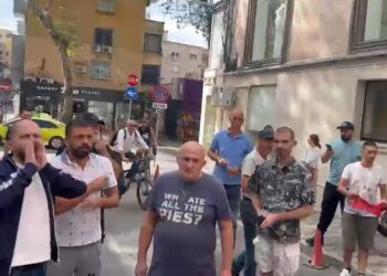 ‘O gjykatës bëj drejtësi, lër Veliajn në qeli! Qytetarët protestojnë para Gjykatës së Lartë