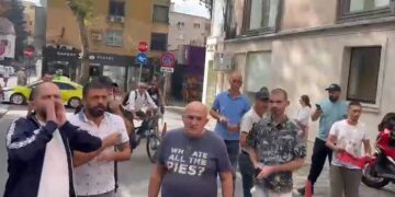 ‘O gjykatës bëj drejtësi, lër Veliajn në qeli! Qytetarët protestojnë para Gjykatës së Lartë