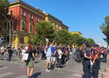 Nisin tensionet pranë Ministrisë së Brendshme, protestuesit godasin me vezë efektivët
