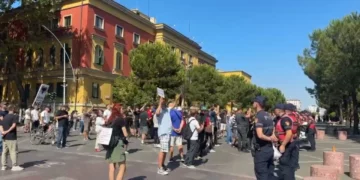 Nisin tensionet pranë Ministrisë së Brendshme, protestuesit godasin me vezë efektivët
