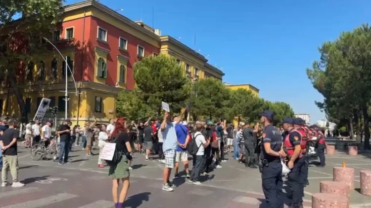 Nisin tensionet pranë Ministrisë së Brendshme, protestuesit godasin me vezë efektivët