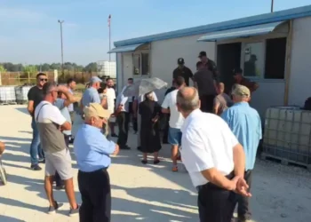Protesta në Patos-Marinëz nis me tensione, banorët hyjnë në ambientet e Bankers Petroleum