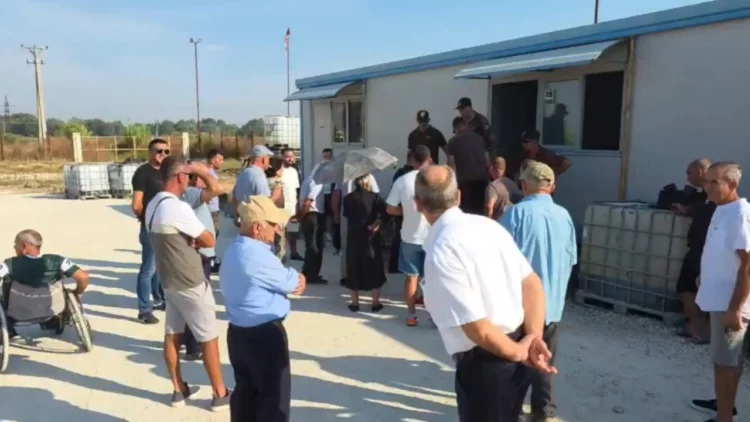 Protesta në Patos-Marinëz nis me tensione, banorët hyjnë në ambientet e Bankers Petroleum