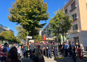Dita e parë e shkollës nis me protestë te Zogu i Zi, policia shoqëron disa qytetarë