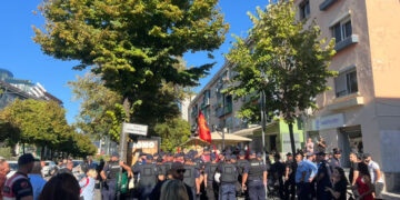 Dita e parë e shkollës nis me protestë te Zogu i Zi, policia shoqëron disa qytetarë