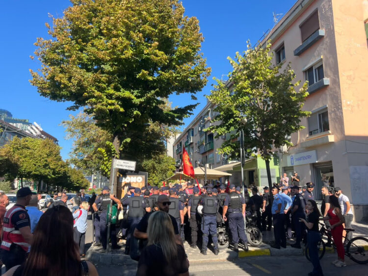 Dita e parë e shkollës nis me protestë te Zogu i Zi, policia shoqëron disa qytetarë
