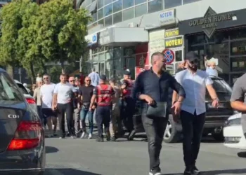 Tension te Zogu i Zi! Protestuesit zhvillojnë tubim në ditën e parë të shkollës, shoqërohen disa prej tyre