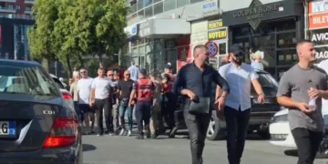 Tension te Zogu i Zi! Protestuesit zhvillojnë tubim në ditën e parë të shkollës, shoqërohen disa prej tyre