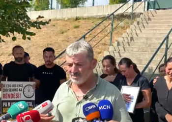 Banorët e Vaut të Dejës në protestë pas vdekjes së dy qytetarëve: Nuk ka as ambulancë dhe as shërbim urgjence
