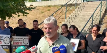 Banorët e Vaut të Dejës në protestë pas vdekjes së dy qytetarëve: Nuk ka as ambulancë dhe as shërbim urgjence