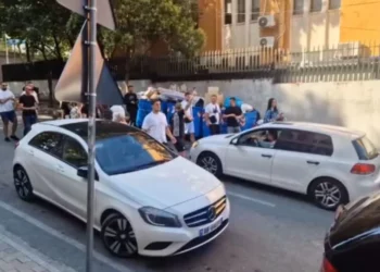 “Lironi çunat!”/ Protestuesit mblidhen para Gjykatës Penale, pritet masa e sigurisë për të arrestuarit