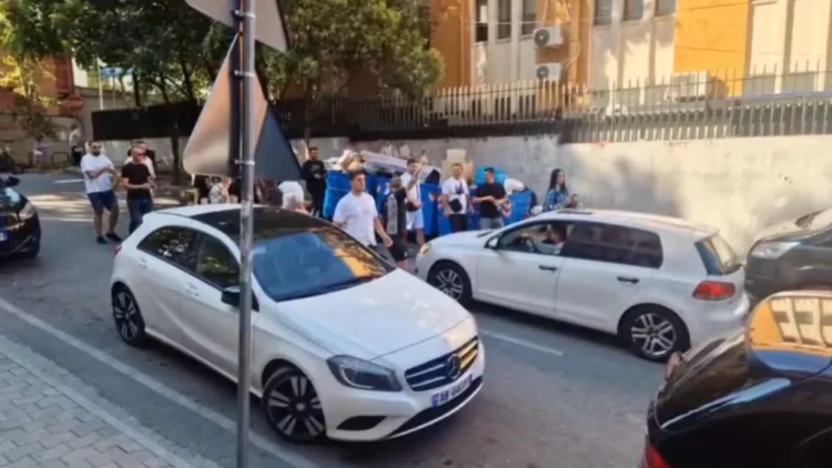 “Lironi çunat!”/ Protestuesit mblidhen para Gjykatës Penale, pritet masa e sigurisë për të arrestuarit
