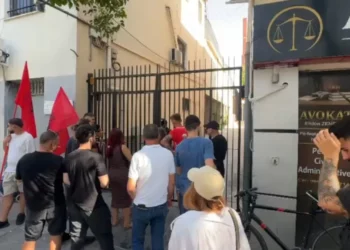 U arrestuan nga policia, protestuesit mblidhen para Komisariatit nr. 3: Lironi shqipet!