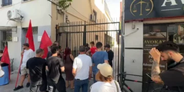 U arrestuan nga policia, protestuesit mblidhen para Komisariatit nr. 3: Lironi shqipet!