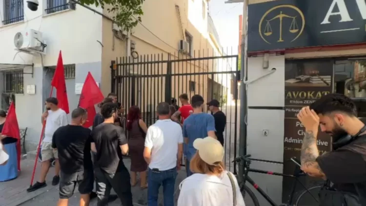 U arrestuan nga policia, protestuesit mblidhen para Komisariatit nr. 3: Lironi shqipet!
