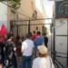 U arrestuan nga policia, protestuesit mblidhen para Komisariatit nr. 3: Lironi shqipet!