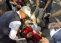 Protestuesit përplasen me forcat policore para parlamentit, një person humb ndjenjat