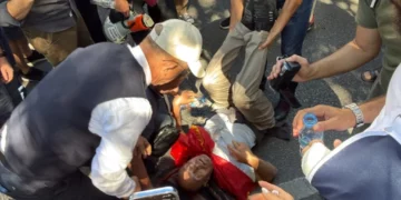 Protestuesit përplasen me forcat policore para parlamentit, një person humb ndjenjat