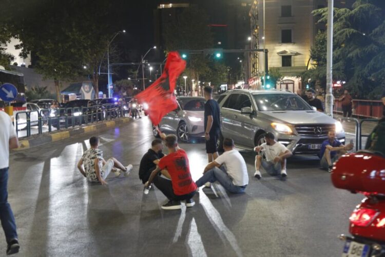 “Bllokim rruge dhe prishje të qetësisë publike”, arrestohet një protestues dhe procedohen 14 të tjerë