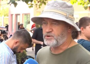 “Rama burgos qytetarët si Kim Jong Un”- Qytetari në protestën para Gjykatës: Jemi në fazën e spastrimit etnik, të dalim në mosbindje civile