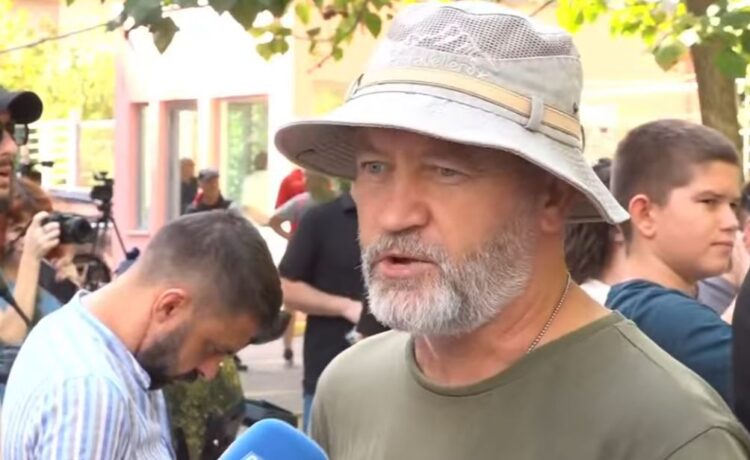 “Rama burgos qytetarët si Kim Jong Un”- Qytetari në protestën para Gjykatës: Jemi në fazën e spastrimit etnik, të dalim në mosbindje civile