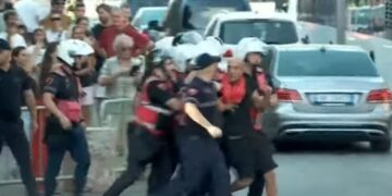 Tensione në protestën para Parlamentit, policia shoqëron dy protestues