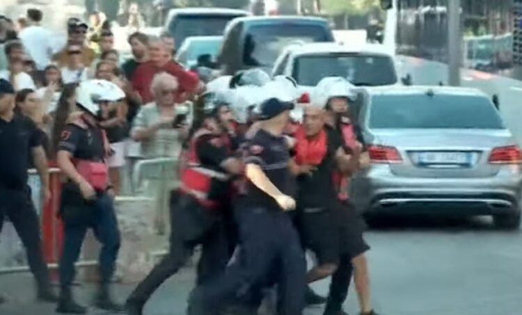 Tensione në protestën para Parlamentit, policia shoqëron dy protestues