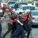 Tensione në protestën para Parlamentit, policia shoqëron dy protestues