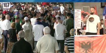 “Lironi çunat!”-U godit nga policia, protestuesi kthehet në shesh, turma niset drejt Bllokut të Sigurisë
