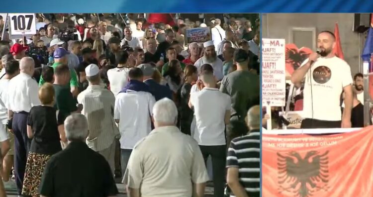 “Lironi çunat!”-U godit nga policia, protestuesi kthehet në shesh, turma niset drejt Bllokut të Sigurisë