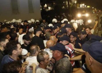 Mbi 48 orë në qeli, Gjykata e Tiranës liron protestuesit e arrestuar pas përplasjeve me policinë te Kryeministria