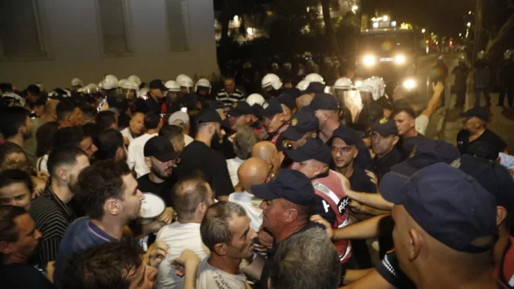 Mbi 48 orë në qeli, Gjykata e Tiranës liron protestuesit e arrestuar pas përplasjeve me policinë te Kryeministria