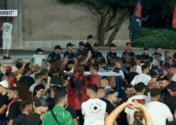 Protestuesit përballë policëve: Hiqni kapelet, arrestoni Ramën!