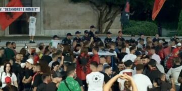 Protestuesit përballë policëve: Hiqni kapelet, arrestoni Ramën!