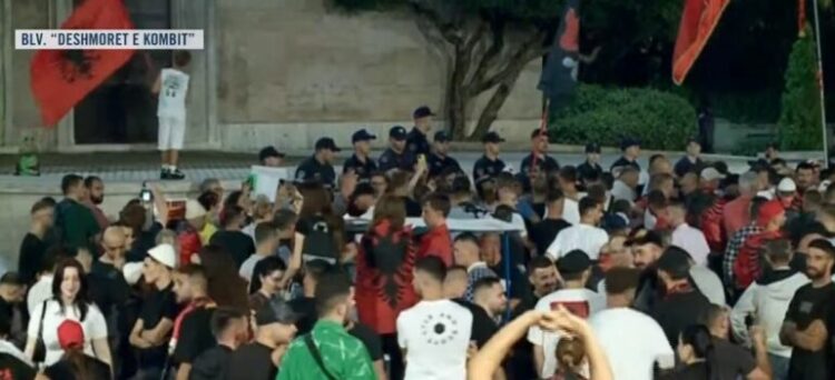 Protestuesit përballë policëve: Hiqni kapelet, arrestoni Ramën!