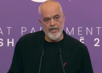 Mbi tre muaj shqiptarët kërkojnë dorëheqjen e tij, Rama u premton “Pasqyrën“: Do zgjidhë hallet e qytetarëve