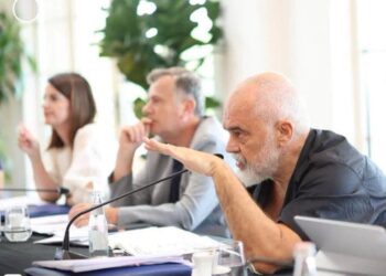 Rama mbledh sot deputetët socialistë dhe ministrat, priten edhe ndryshime në qeveri