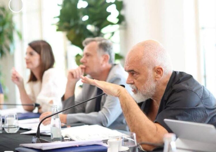 Rama mbledh sot deputetët socialistë dhe ministrat, priten edhe ndryshime në qeveri