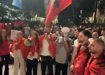 Rinia shqiptare ia merr ‘këngës’ poshtë dritares së Ramës: Po luftojmë për trojet tona