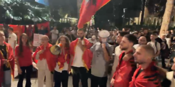 Rinia shqiptare ia merr ‘këngës’ poshtë dritares së Ramës: Po luftojmë për trojet tona