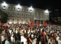 Dita e 105-të e revoltës, protestuesit mbyllin fjalimet, nisin rrethimin e Kryeministrisë