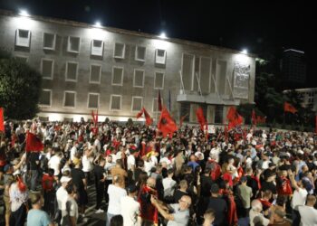 Dita e 105-të e revoltës, protestuesit mbyllin fjalimet, nisin rrethimin e Kryeministrisë