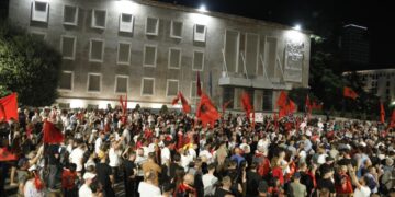 Dita e 105-të e revoltës, protestuesit mbyllin fjalimet, nisin rrethimin e Kryeministrisë