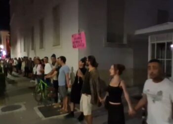 “Ju erdhi fundi”- Protestuesit rrethojnë në mënyrë simbolike godinën e Kryeministrisë