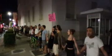 “Ju erdhi fundi”- Protestuesit rrethojnë në mënyrë simbolike godinën e Kryeministrisë