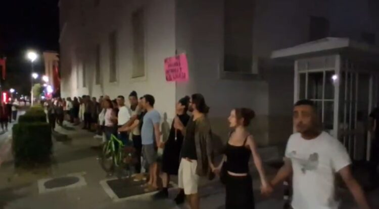 “Ju erdhi fundi”- Protestuesit rrethojnë në mënyrë simbolike godinën e Kryeministrisë