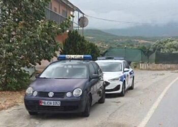 Aksident në Rrugën e Arbrit/ Përplasen dy automjete, raportohet për dy të plagosur