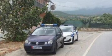 Aksident në Rrugën e Arbrit/ Përplasen dy automjete, raportohet për dy të plagosur