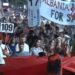 Qytetarët marshojnë drejt bustit të Adem Jasharit në mbështetje të ish-krerëve: Liria ka emër
