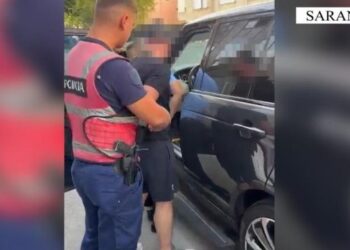Qëlloi me grushte efektivin e policisë, pranga për 27-vjeçarin në Sarandë